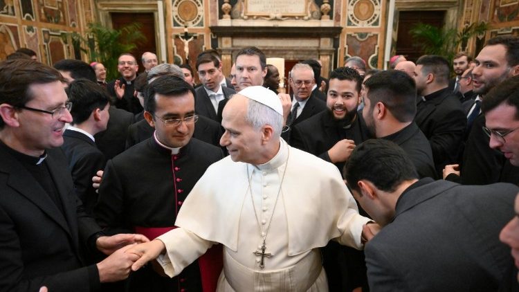 Papa e seminaristi Spagna credit Vatican Media
