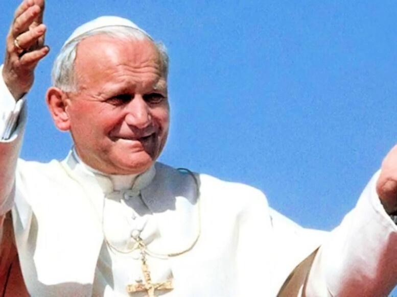 giovanni paolo II saluto abbraccio