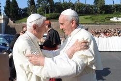 abbraccio-secondo-papa-benedetto-e-papa-francesco